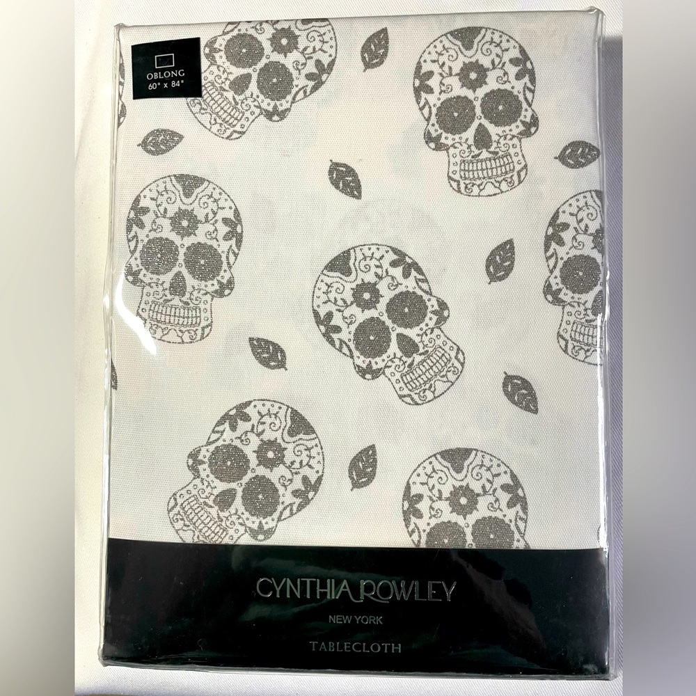 NWT   CYNTHIA ROWLEY HALLOWEEN TABLECLOTH.  60” x 84”.
